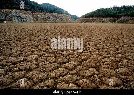 februar, 01 2024 Cercs, Spanien Dürre Barcelona-Baells Stausee Dürre, Fluss Llobregat Foto Eric Renom/LaPresse Stausee Baells, die durch den Fluss Llobregat ernährt wird, ist unter dem Mindestniveau der Tag, an dem Katalonien den Ausnahmezustand aufgrund der Dürre in der Metropolregion Barcelona ausruft und die Nutzung von Wasser oder Duschen in Fitnessstudios einschränkt. Der Fluss Llobregat, der Fluss, der dieses Reservoir speist, ist der am stärksten industrialisierte Fluss Kataloniens, da er das gesamte Industriegebiet rund um Barcelona versorgt und daher für den Betrieb der katalanischen Industrie von Car b aus lebenswichtig ist Stockfoto