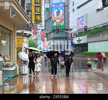 Shanghai, China - 5. Mai 2024; Regentag in der Nanjing Road, einer Fußgängerzone, die sich vom Bund bis zum People's Park erstreckt. Stockfoto