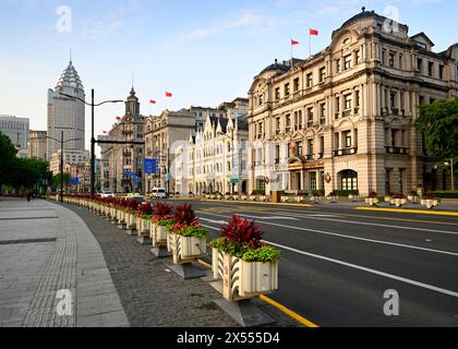 Shanghai, China - 03. Mai 2024; die Bund-Gebäude entlang der Zhongshan Road, die am westlichen Ufer des Huangpu-Flusses verläuft. Frühlingsvormittag. Stockfoto