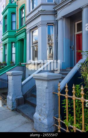 London, Großbritannien - 29. April 2024: Eine Reihe farbenfroher Häuser in Notting Hill Stockfoto