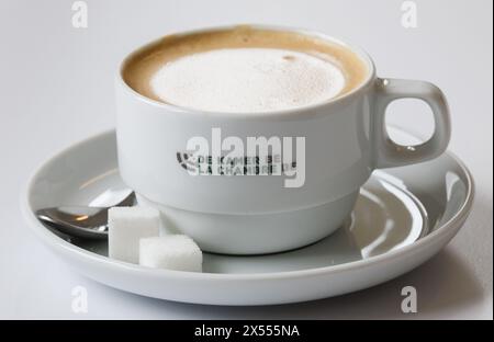 Brüssel, Belgien Mai 2024. Die Abbildung zeigt eine Kaffeetasse während einer Plenartagung des Plenums im bundesparlament in Brüssel am Dienstag, den 7. Mai 2024. BELGA FOTO BENOIT DOPPAGNE Credit: Belga News Agency/Alamy Live News Stockfoto