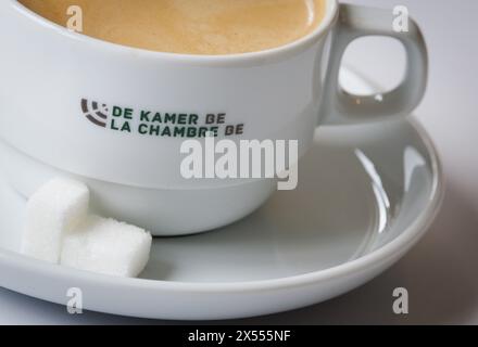 Brüssel, Belgien Mai 2024. Die Abbildung zeigt eine Kaffeetasse während einer Plenartagung des Plenums im bundesparlament in Brüssel am Dienstag, den 7. Mai 2024. BELGA FOTO BENOIT DOPPAGNE Credit: Belga News Agency/Alamy Live News Stockfoto