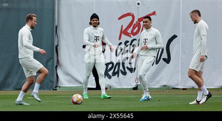 München, Spanien. Mai 2024. Harry Kane, Leroy Sane, Jamal Musiala und Eric Dier (von links nach rechts) aus Bayern München nehmen am 7. Mai 2024 an einer Schulung in München Teil. Bayern München spielt am 8. Mai 2024 im Halbfinalspiel der UEFA Champions League in Madrid gegen Real Madrid. Quelle: Philippe Ruiz/Xinhua/Alamy Live News Stockfoto