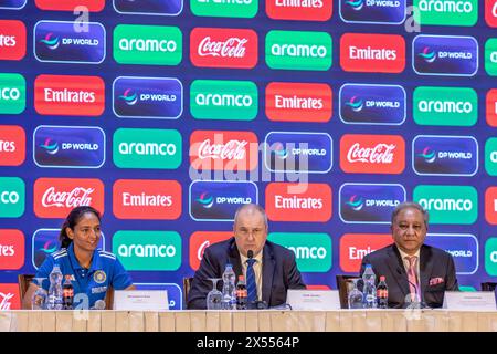 ICC-CEO Geoff Allardice (C) spricht auf einer Pressekonferenz im Pan Pacific Sonargaon, Dhaka. Die ICC Frauen T20 World Cup 2024 ist die neunte Ausgabe des ICC Frauen T20 World Cup Turniers. Der Veranstaltungsort ist vom 3. Bis 20. Oktober 2024 in Bangladesch. Australien ist der Titelverteidiger, der Südafrika im Finale der vorherigen Ausgabe besiegt hat. Stockfoto