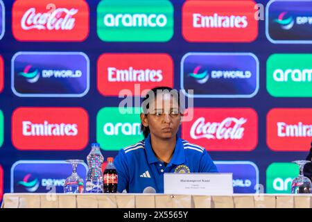 Harmanpreet Kaur, Kapitän des Frauenteams von Indien, wurde während einer Pressekonferenz im Pan Pacific Sonargaon in Dhaka gesehen. Die ICC Frauen T20 World Cup 2024 ist die neunte Ausgabe des ICC Frauen T20 World Cup Turniers. Der Veranstaltungsort ist vom 3. Bis 20. Oktober 2024 in Bangladesch. Australien ist der Titelverteidiger, der Südafrika im Finale der vorherigen Ausgabe besiegt hat. Stockfoto