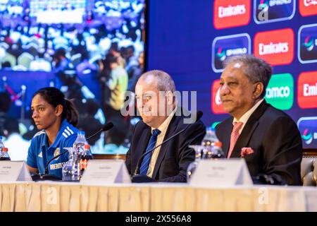 L-R Women's Team Captain of India, Harmanpreet Kaur, ICC CEO Geoff Allardice, und Minister für Jugend und Sport und BCB Präsident Nazmul Hassan, die während einer Pressekonferenz im Pan Pacific Sonargaon in Dhaka gesehen wurden. Die ICC Frauen T20 World Cup 2024 ist die neunte Ausgabe des ICC Frauen T20 World Cup Turniers. Der Veranstaltungsort ist vom 3. Bis 20. Oktober 2024 in Bangladesch. Australien ist der Titelverteidiger, der Südafrika im Finale der vorherigen Ausgabe besiegt hat. (Foto: Sazzad Hossain/SOPA Images/SIPA USA) Stockfoto