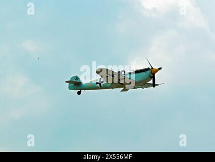 Ein Flugzeug der HA-1112-M1L Buchóns, das auf Biggin Hill in Kent, England, als Vertreter einer ME109, während der Internationalen Luftmesse 2010 ausgestellt wurde. Stockfoto