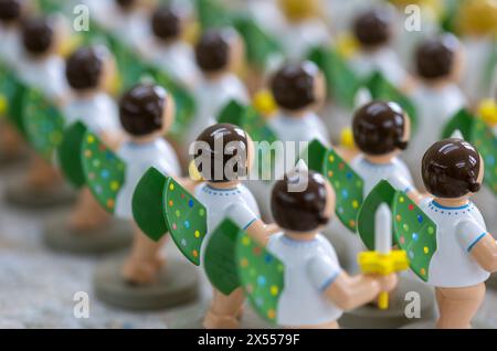 07. Mai 2024, Sachsen, Grünhainichen: Engelfiguren mit bunt gefleckten Flügeln stehen in der Malabteilung der Kunsthandwerkstatt Wendt&Kühn in Grünhainichen. Der bei Sammlern beliebte elf-Punkte-Engel aus dem Erzgebirge wird heute zum Botschafter für Kinderrechte. Zum ersten Mal in seiner 100-jährigen Geschichte erhielt der hölzerne himmlische Bote bunte gepunktete Flügel. Auf diese Weise soll sie die Sache der World Childhood Foundation unterstützen. Die Stiftung wurde 1999 von der schwedischen Königin Silvia gegründet. Ziel ist es, die Kinder zu schützen Stockfoto