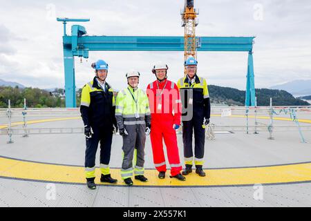 Stord 20240507.CEO von Aker Solutions, Kjetel Digre, CEO von Equinor, anders Opedal, Finanzminister Trygve Slagsvold Vedum und CEO von Aker ASA, Oyvind Eriksen, während der Feier. Mit dem Hinweis, dass Norwegens größtes schwimmendes Produktionsschiff bald fertiggestellt sein wird und im Sommer Weichen für das Johan Castberg-Feld in der Barentssee stellen wird. Die Markierung erfolgt auf der Werft von Aker Solutions in Stord. Foto: Silje Katrine Robinson / NTB Stockfoto