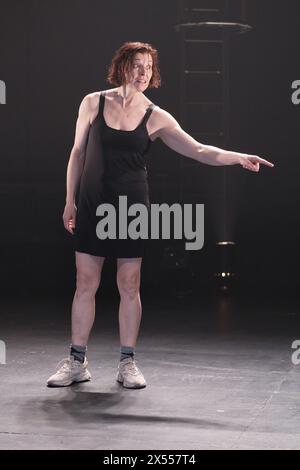 Die Schauspielerin Elisabet Gelabert tritt während der Präsentation von Lady Anne aus der Kompanie Shakespeare: Richard III. Im Abadia Theater in Madrid auf Stockfoto