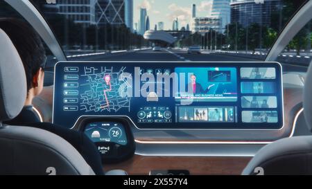 Futuristisches Konzept: Eleganter Geschäftsmann, der die Navigations-App auf einem Augmented Reality Dashboard mit Finanznachrichten nutzt, während er in einem autonomen, selbstfahrenden emissionsfreien Elektroauto sitzt. Stockfoto