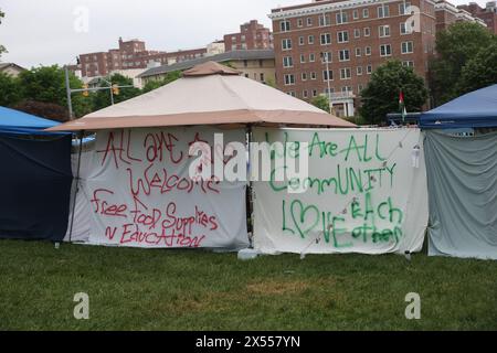 Baltimore, USA. Mai 2024. Mai 2024: Johns Hopkins University, Baltimore, MD, USA. Das Studentenlager wächst trotz Regen. Hopkins signalisiert den Studenten, dass sie sich treffen werden, um Forderungen zu diskutieren, die auch die Desinvestition aus Israel beinhalten. (Foto: Robyn Stevens Brody/SIPA USA) Credit: SIPA USA/Alamy Live News Stockfoto