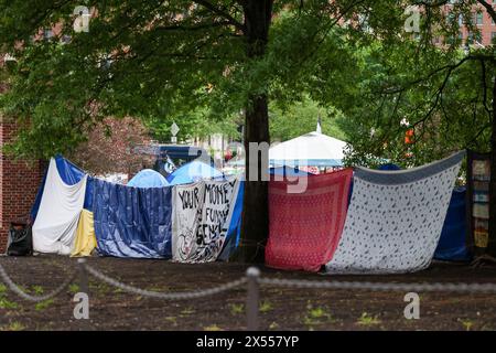 Baltimore, USA. Mai 2024. Mai 2024: Johns Hopkins University, Baltimore, MD, USA. Das Studentenlager wächst trotz Regen. Hopkins signalisiert den Studenten, dass sie sich treffen werden, um Forderungen zu diskutieren, die auch die Desinvestition aus Israel beinhalten. (Foto: Robyn Stevens Brody/SIPA USA) Credit: SIPA USA/Alamy Live News Stockfoto