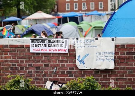 Baltimore, USA. Mai 2024. Mai 2024: Johns Hopkins University, Baltimore, MD, USA. Das Studentenlager wächst trotz Regen. Hopkins signalisiert den Studenten, dass sie sich treffen werden, um Forderungen zu diskutieren, die auch die Desinvestition aus Israel beinhalten. (Foto: Robyn Stevens Brody/SIPA USA) Credit: SIPA USA/Alamy Live News Stockfoto