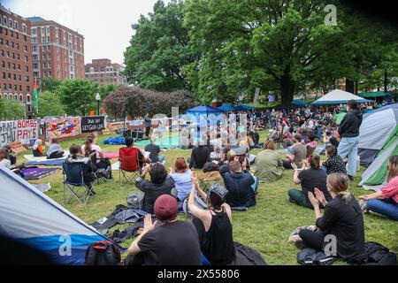 Baltimore, USA. Mai 2024. Mai 2024: Johns Hopkins University, Baltimore, MD, USA. Das Studentenlager wächst trotz Regen. Hopkins signalisiert den Studenten, dass sie sich treffen werden, um Forderungen zu diskutieren, die auch die Desinvestition aus Israel beinhalten. (Foto: Robyn Stevens Brody/SIPA USA) Credit: SIPA USA/Alamy Live News Stockfoto