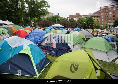 Baltimore, USA. Mai 2024. Mai 2024: Johns Hopkins University, Baltimore, MD, USA. Das Studentenlager wächst trotz Regen. Hopkins signalisiert den Studenten, dass sie sich treffen werden, um Forderungen zu diskutieren, die auch die Desinvestition aus Israel beinhalten. (Foto: Robyn Stevens Brody/SIPA USA) Credit: SIPA USA/Alamy Live News Stockfoto