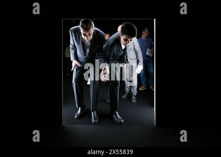 07. Mai 2024, Sachsen, Leipzig: Robert Wilson (l), US-Regisseur und Künstler, und seine Assistentin Liam Krumstroh, spazieren durch eine sehr niedrige Eröffnung in der Ausstellung „A Chair and You“ im Grassi Museum of Applied Arts. Die Show wirft einen Blick auf eine der weltweit wichtigsten privaten Stuhlsammlungen. Die rund 140 Stühle, deren skulpturaler Charakter weit über die übliche Typologie der Stühle hinausgeht, wurden vom Genfer Unternehmer und Sammler Barbier-Mueller zusammengeführt. Bis zum 6. Oktober können Besucher die Werke von mehr als 100 Künstlern, Designern und Architekten bewundern. Foto: Jan Woitas Stockfoto