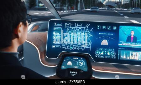 Futuristisches Konzept: Eleganter Geschäftsmann, der die Navigations-App auf einem Augmented Reality Dashboard mit Finanznachrichten nutzt, während er in einem autonomen, selbstfahrenden emissionsfreien Elektroauto sitzt. Stockfoto