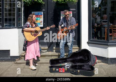 Busker. Ein Paar, das auf der Straße in Stratford upon Avon England, Großbritannien, unterwegs ist Stockfoto