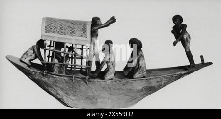 Antikes ägyptisches Modell eines Bootes, aus Holz gefertigt und typischerweise als Grabbeigabe in Gräbern platziert, untergebracht im Louvre Museum in Paris, Frankreich. Dieses Modellboot wurde in Begräbnispraktiken einbezogen, um sicherzustellen, dass die Verstorbenen das Jenseits durchqueren konnten, was insbesondere ihre Passage über den Nil in das Jenseits symbolisierte. Stockfoto