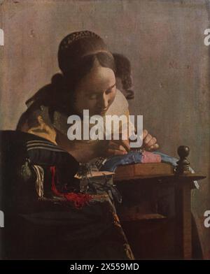 The Lacemaker' von Johannes Vermeer, datiert 1665, untergebracht im Louvre Museum, Paris, Frankreich. Dieses Gemälde zeigt eine junge Frau, die sich in die heikle Aufgabe der Herstellung von Spitze vertieft hat. Bekannt für seine Liebe zum Detail und die Verwendung von Licht, um die ruhige Konzentration der Szene zu verstärken, fängt Vermeers Gemälde die Ruhe und Präzision des häuslichen Lebens ein. Stockfoto