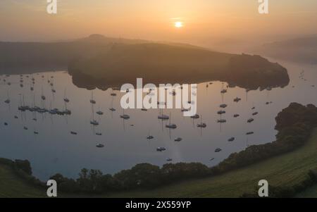 Sonnenaufgang über der Kingsbridge Mündung, Salcombe, Devon, England. Herbst (September) 2021. Stockfoto