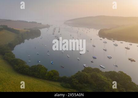 Sonnenaufgang über der Kingsbridge Mündung, Salcombe, Devon, England. Herbst (September) 2021. Stockfoto