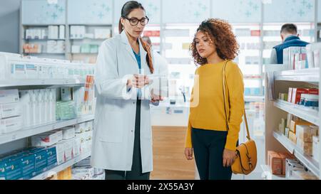Apotheke: Professioneller Kaukasischer Apotheker hilft schönen schwarzen weiblichen Kunden mit Medizin Empfehlung, Rat, Gespräch. Drogerie mit voll von Drogen, Pillen, Gesundheit, Beauty-Produkte Stockfoto