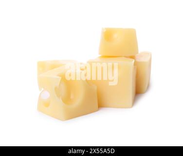 Würfelchen mit köstlichem Käse, isoliert auf weiß Stockfoto