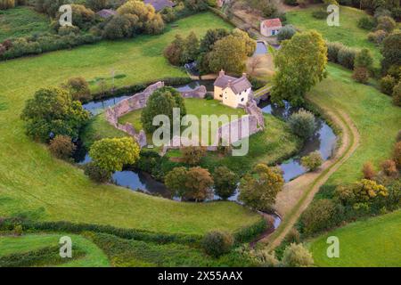 Luftaufnahme von Stogursey Castle und Graben, Stogursey, Somerset, England. Herbst (September) 2023. Stockfoto