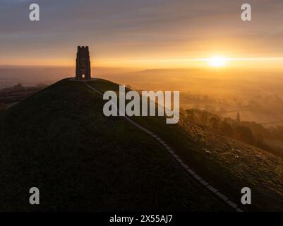 Spektakulärer Sonnenaufgang über Glastonbury Tor und den Somerset Levels, Somerset, England. Winter (Februar) 2024. Stockfoto