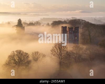 Morgennebel umgibt das Belvedere bei Sonnenaufgang an einem Wintermorgen in Powderham, Devon, England. Winter (März) 2024. Stockfoto