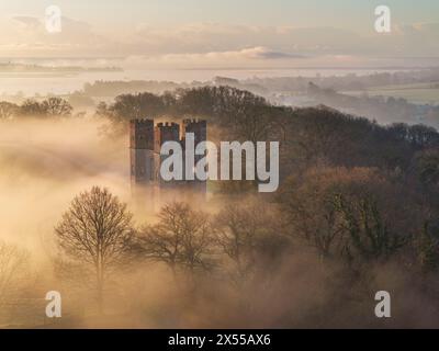 Morgennebel umgibt den Belvedere-Turm bei Sonnenaufgang an einem Wintermorgen, Powderham Castle, Devon, England. Winter (März) 2024. Stockfoto