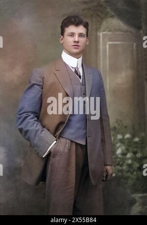 Menschen, Männer, Porträt / halbe Länge 1900 - 1930, junger Mann im Anzug, New York, um 1910, ADDITIONAL-RIGHTS-CLEARANCE-INFO-NOT-AVAILABLE Stockfoto