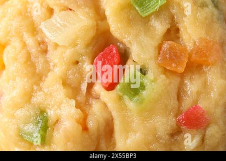 Textur von rohem Teig mit kandierten Früchten als Hintergrund, Draufsicht Stockfoto