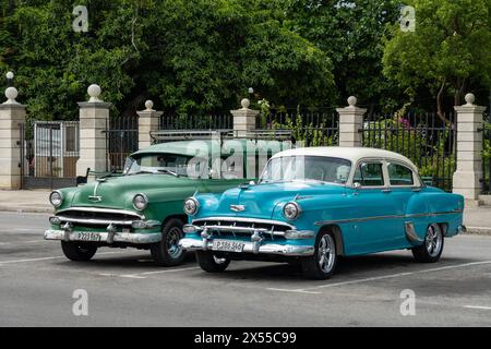 HAVANNA, KUBA - 27. AUGUST 2023: Zwei Chevrolet Belair 1954 Wagen und Limousinen in Havanna, Kuba Stockfoto