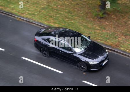 OSTRAVA, TSCHECHISCHE REPUBLIK - 23. SEPTEMBER 2023: Schwarz dunkles Skoda Octavia Fahrzeug mit Bewegungsunschärfe bei Regen Stockfoto