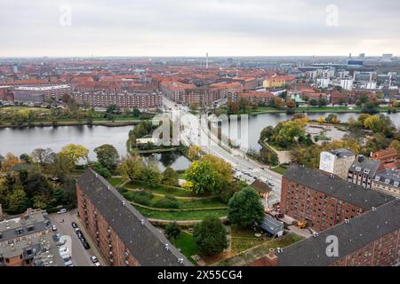 KOPENHAGEN, DÄNEMARK - 27. OKTOBER 2014: Stadtbild Kopenhagens, Dänemark mit Brücke an der Torvegade Street und Restaurant Ravelinen Stockfoto