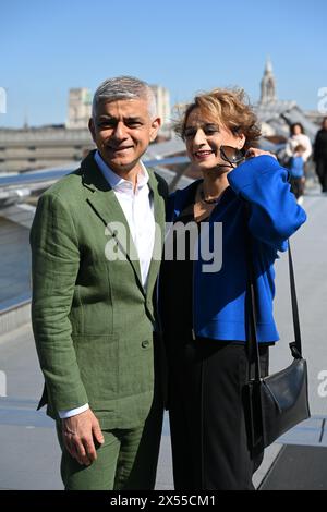 Millennium Bridge, London, Großbritannien. Mai 2024. Sadiq Khans mit seiner Frau Saadiya Khan kommt an, die pakistanische Wurzeln hat, hat bewiesen, dass London eine Stadt der Vielfalt ist. Sadiq Khan, der Bürgermeister von London, unterzeichnete die Erklärung der Anerkennung des Amtes, um seine historische dritte Amtszeit als Bürgermeister an der Tate Modern in London, Großbritannien, zu beginnen. Quelle: Siehe Li/Picture Capital/Alamy Live News Stockfoto