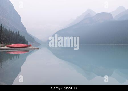 Reflexionen über Lake Louise in den Kanadischen Rockies, Banff National Park, Alberta, Kanada. Stockfoto