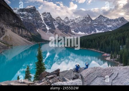 Touristen fotografieren den Moraine Lake vom Rockpile, Banff National Park, Alberta, Kanada. Stockfoto