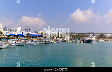 AYIA NAPA, ZYPERN - 13. APRIL: Allgemeiner Blick auf den Hafen von Ayia Napa am 13. April 2024 in Ayia Napa, Zypern. Stockfoto