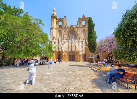 FAMAGUSTA, ZYPERN – 14. APRIL: (HINWEIS DER REDAKTION: Bild ist ein digitales High Dynamic Range Composite.) Ein Besucher macht am 14. April 2024 ein Foto von der Lala Mustafa Pascha Moschee (ursprünglich bekannt als Kathedrale des Heiligen Nikolaus) in Famagusta, Zypern. Die Stadt liegt in der selbsternannten Türkischen Republik Nordzypern, die nur von der Türkei anerkannt wird. Stockfoto