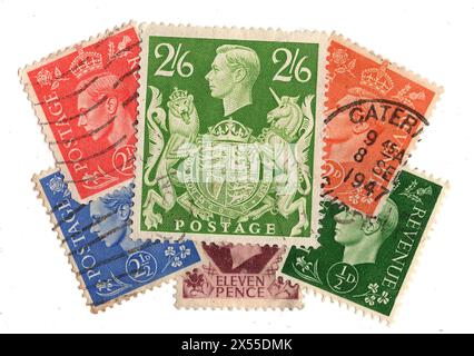 Eine Montage von Briefmarken von König Georg VI. Aus Großbritannien auf weißem Hintergrund. Stockfoto