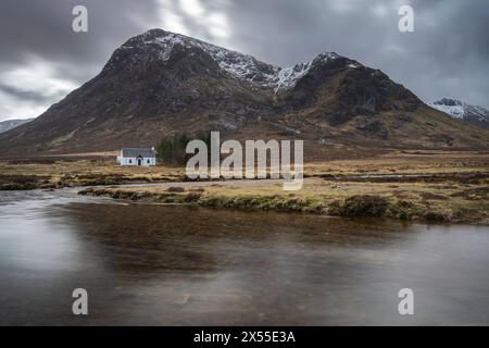 Lagangarbh Cottage und Buachaille Etive Mor Berg in den schottischen Highlands, Glencoe, Schottland. Frühjahr (März) 2024. Stockfoto