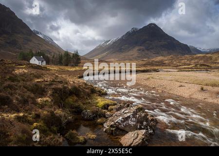 Lagangarbh Cottage und River Coupall in den Scottish Highlands, Glencoe, Schottland. Frühjahr (März) 2024. Stockfoto