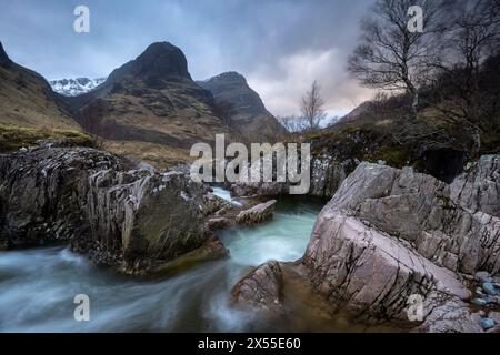 Der schnell fließende Fluss Coe im Glencoe Valley in den schottischen Highlands. Frühjahr (März) 2024. Stockfoto