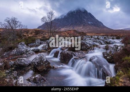 Buachaille Etive Mor und die Coupall River Falls, Glencoe, Highland, Schottland. Frühjahr (März) 2024. Stockfoto