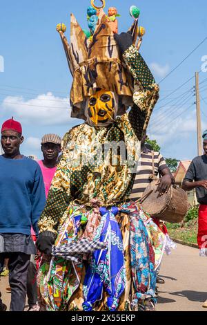 Otuo, Edo State Nigeria - 08/05/2024 - zeremonieller Maskentanz, Egungun, Voodoo, Afrika Stockfoto