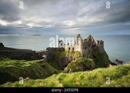 Die Ruinen von Dunluce Castle auf den Klippen der Causeway Coast, County Antrim, Nordirland. Frühjahr (März) 2024. Stockfoto